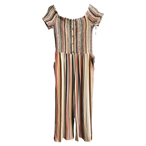 Short sleeve jumpsuit with front buttons & side pockets. L
(X4) - Picture 1 of 4